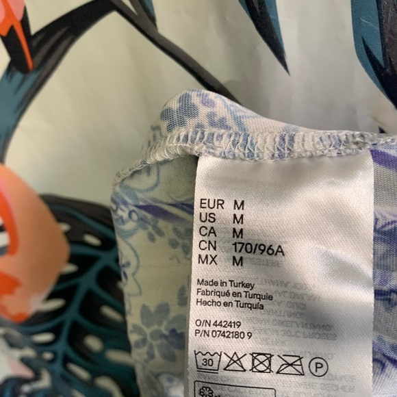 🔥5/$25 H&M Top Sz M (will fit up to a XL) - Picture 7 of 7